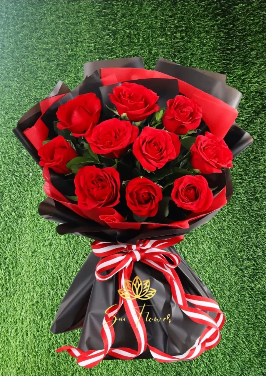 Premium 10 Red Roses Bouquet – Luxury Romantic Flower Arrangement in Black & Red Wrap